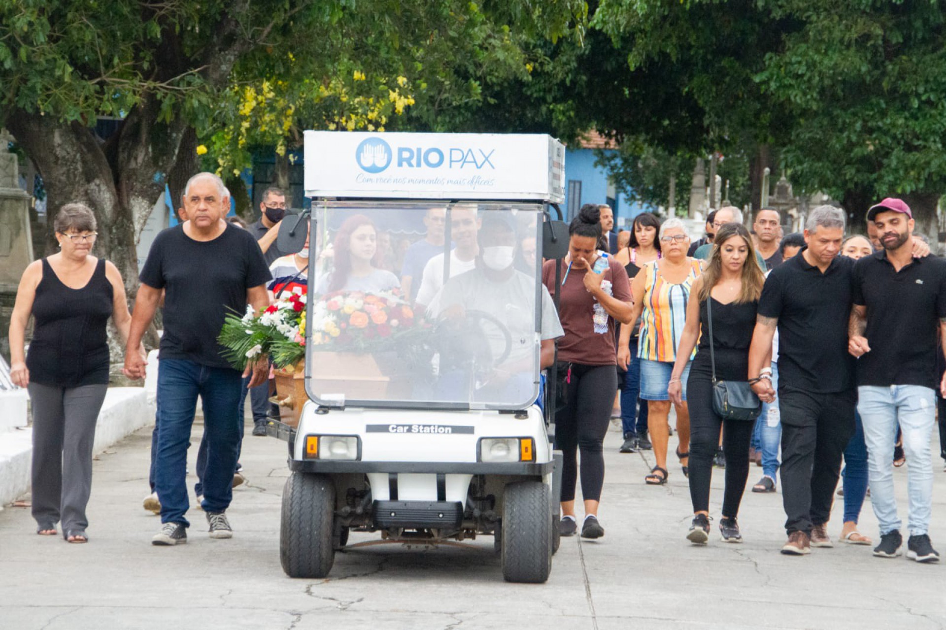 Familiares e amigos comparecem ao enterro do mecânico Antônio Carlos de Lima, de 57 anos, no Cemitério de Inhaúma - Érica Martin/Agência O Dia