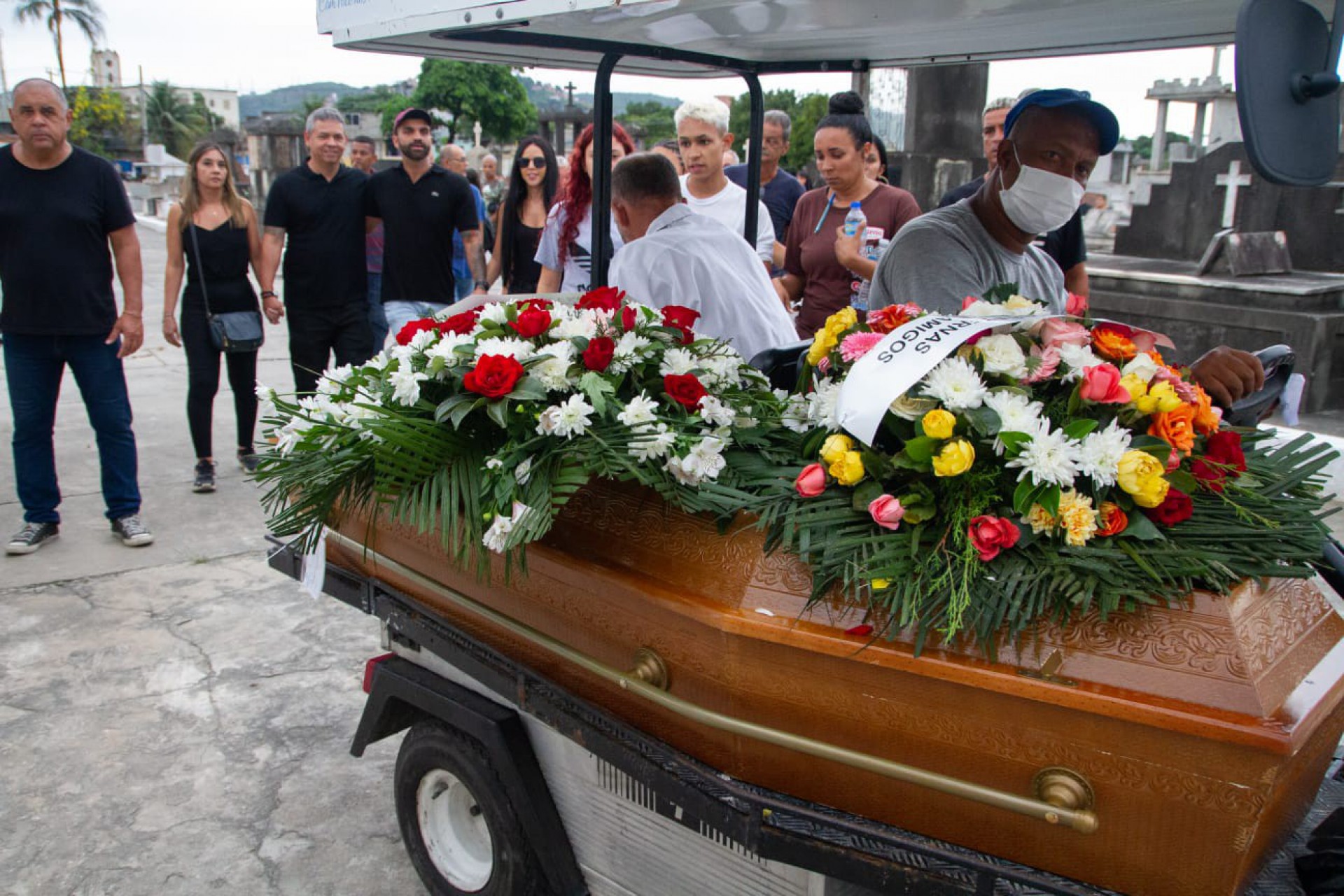 Familiares e amigos comparecem ao enterro do mecânico Antônio Carlos de Lima, de 57 anos, no Cemitério de Inhaúma - Érica Martin/Agência O Dia