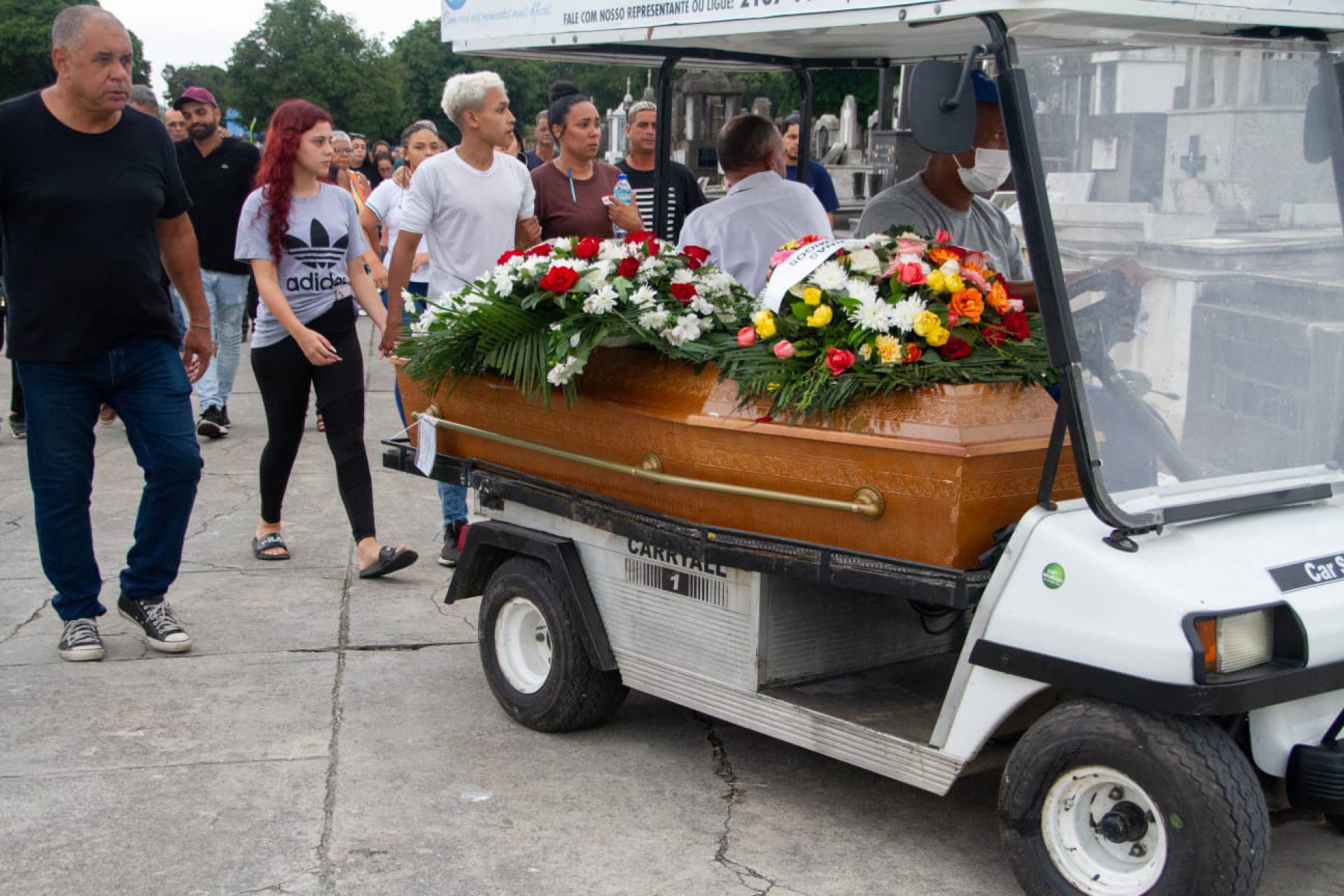 Familiares e amigos comparecem ao enterro do mecânico Antônio Carlos de Lima, de 57 anos, no Cemitério de Inhaúma - Érica Martin/Agência O Dia