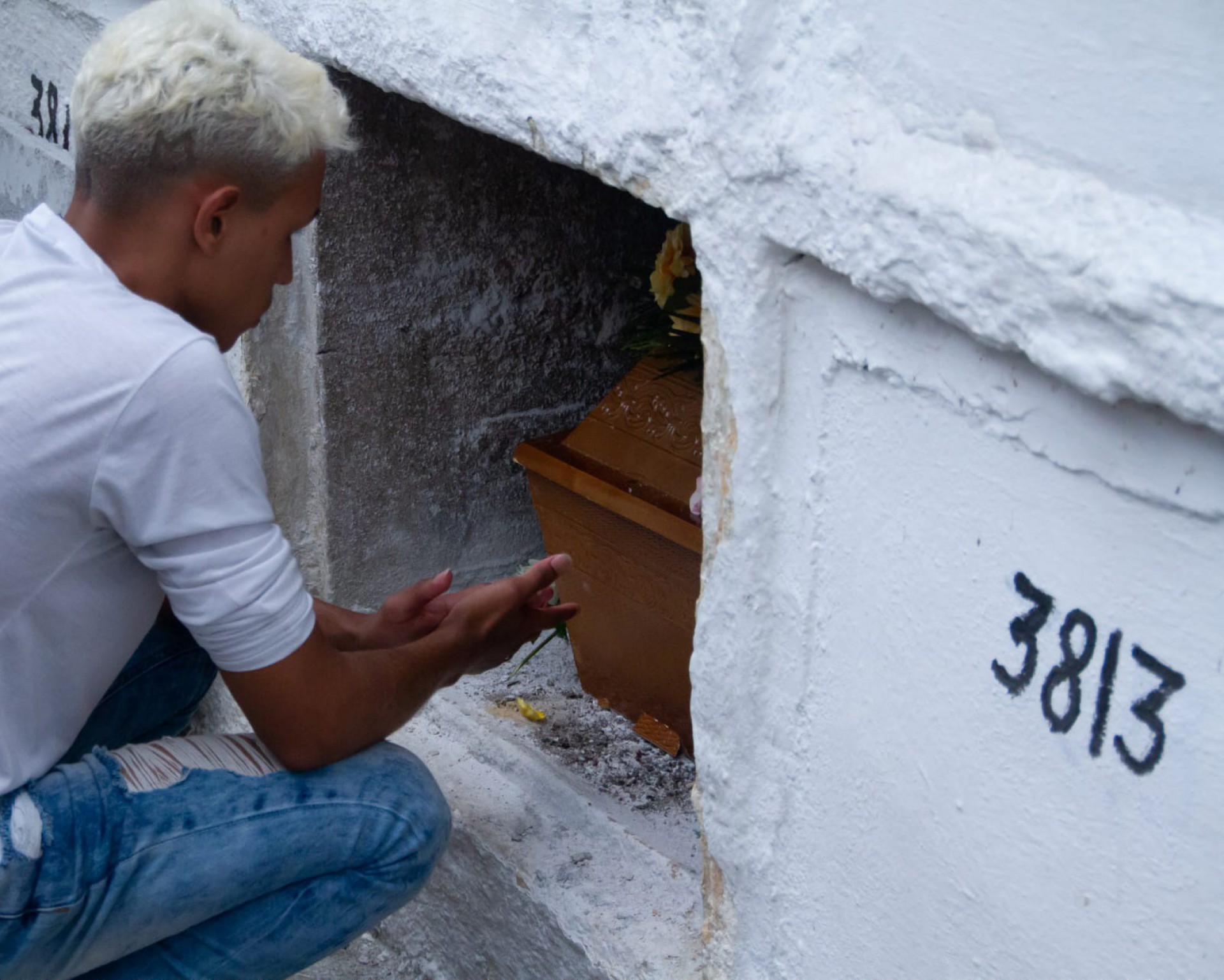 Familiares e amigos comparecem ao enterro do mecânico Antônio Carlos de Lima, de 57 anos, no Cemitério de Inhaúma - Érica Martin/Agência O Dia