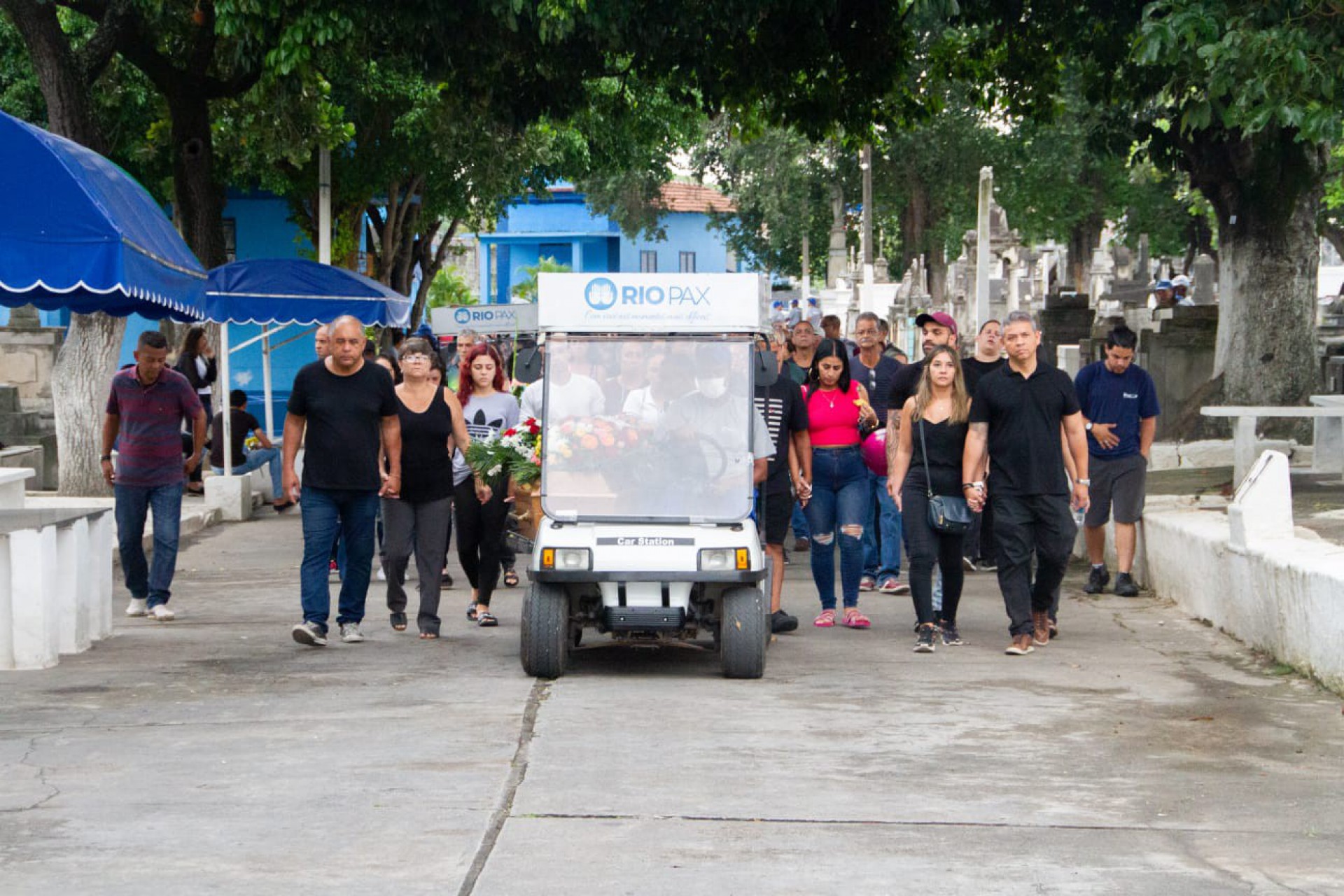 Familiares e amigos comparecem ao enterro do mecânico Antônio Carlos de Lima, de 57 anos, no Cemitério de Inhaúma - Érica Martin/Agência O Dia