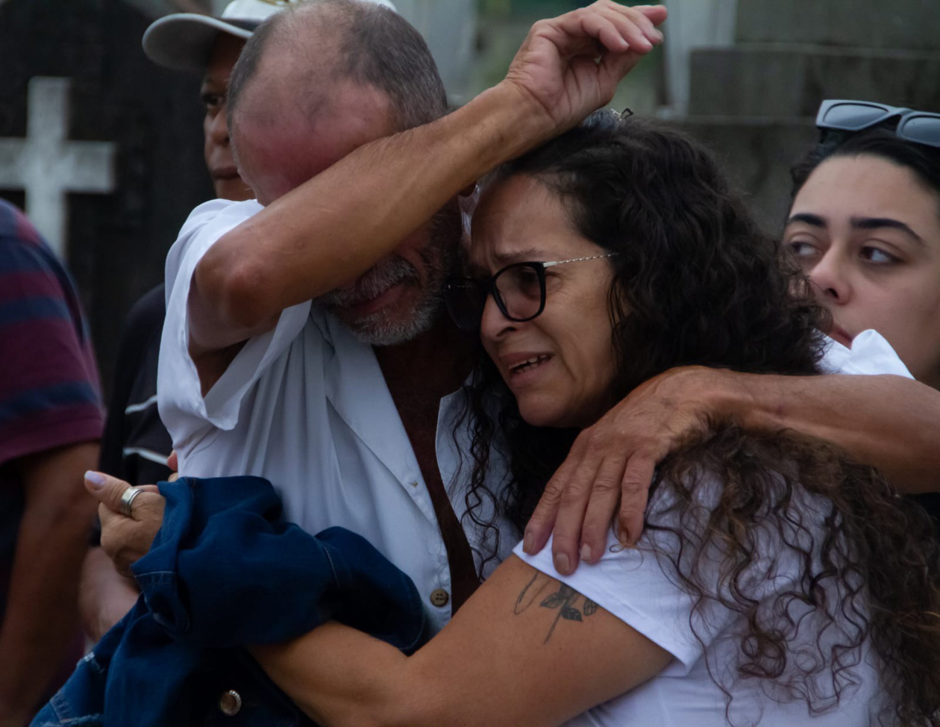 Familiares e amigos comparecem ao enterro do mecânico Antônio Carlos de Lima, de 57 anos, no Cemitério de Inhaúma - Érica Martin/Agência O Dia