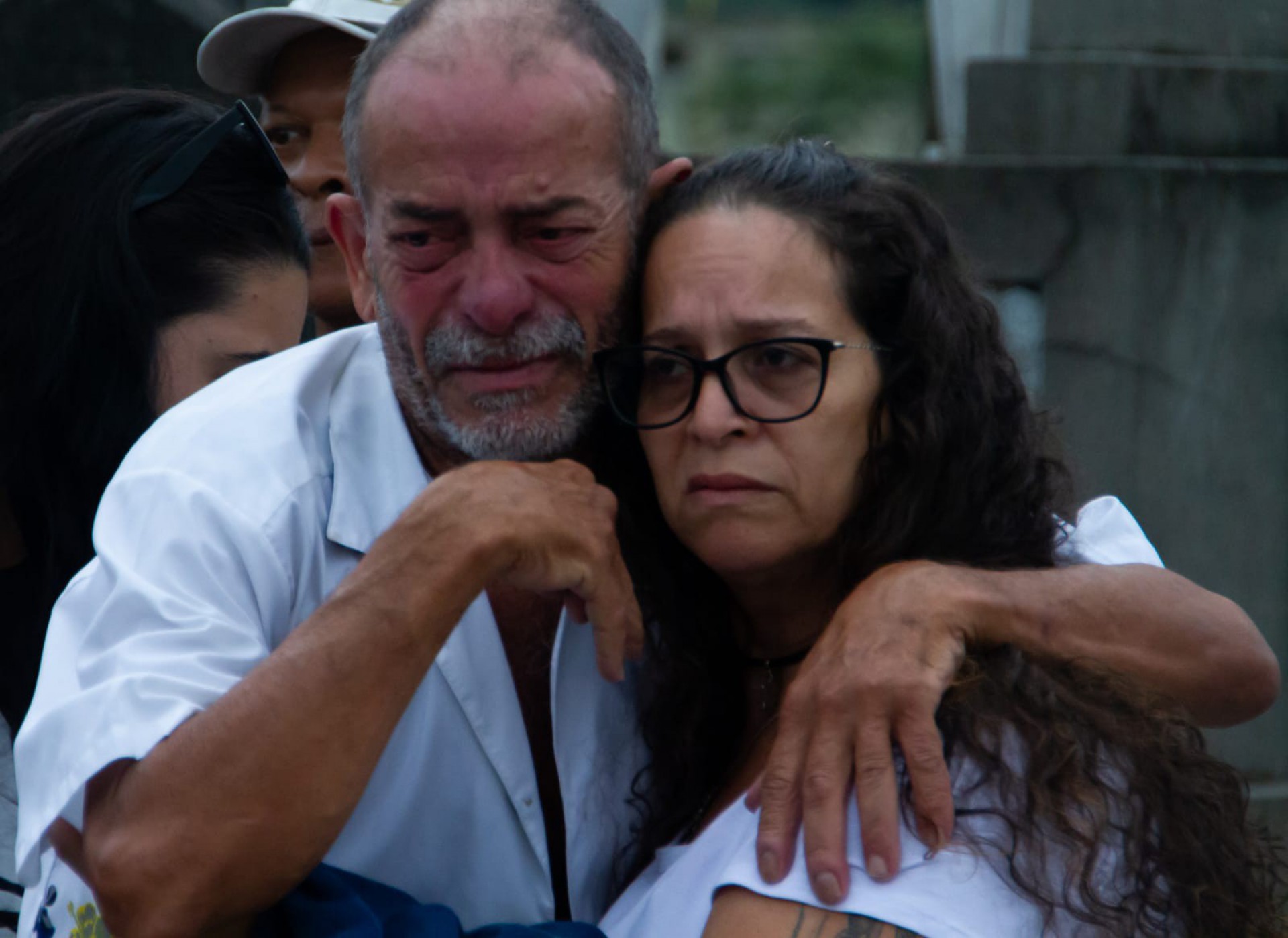 Familiares e amigos comparecem ao enterro do mecânico Antônio Carlos de Lima, de 57 anos, no Cemitério de Inhaúma - Érica Martin/Agência O Dia