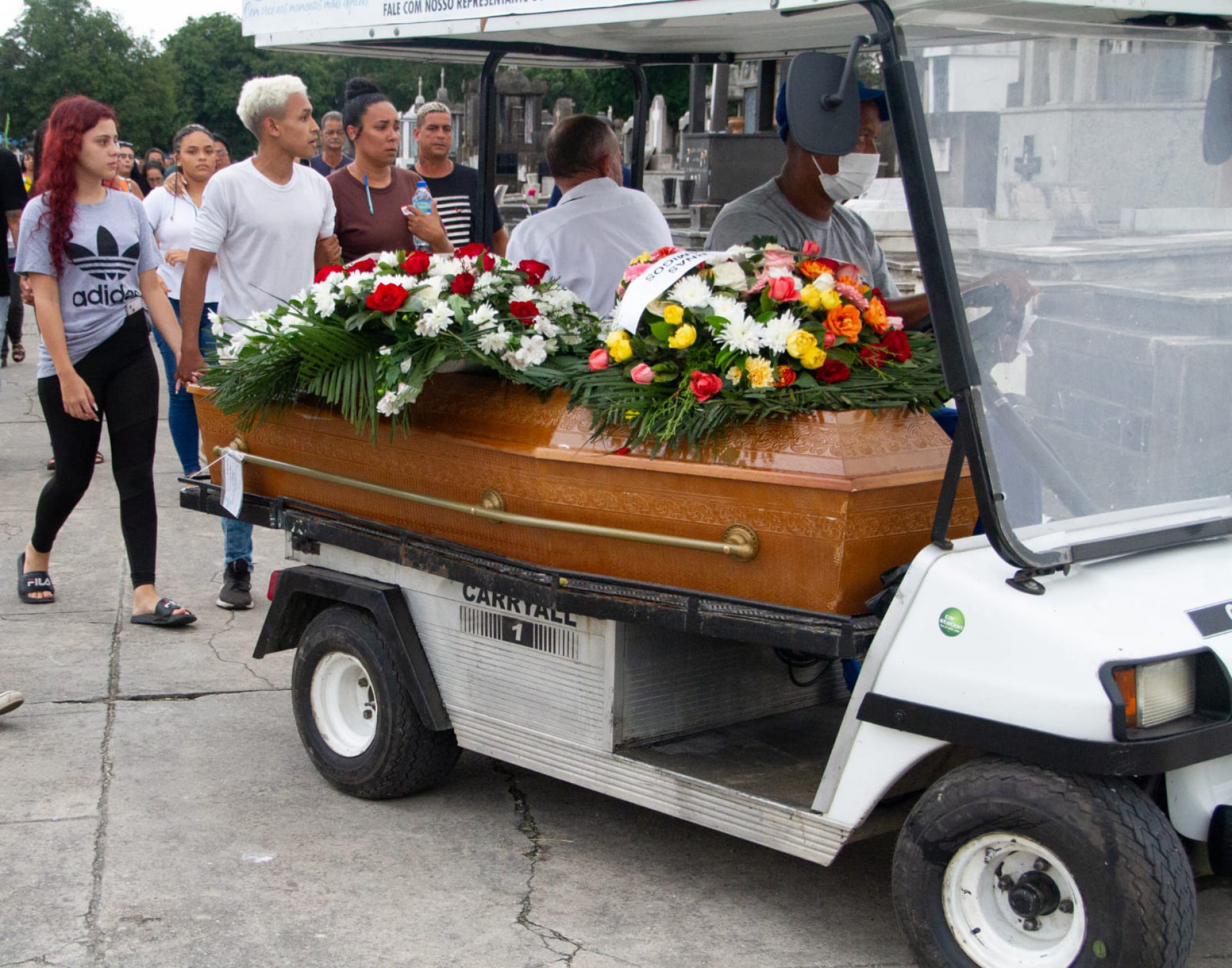 Familiares e amigos comparecem ao enterro do mecânico Antônio Carlos de Lima, de 57 anos, no Cemitério de Inhaúma - Érica Martin/Agência O Dia