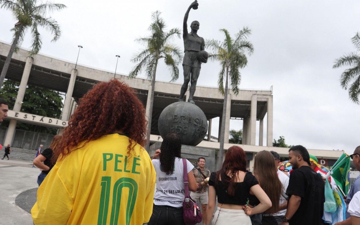 Turistas visitam a estátua do Bellini, no Maracanã, com a camisa da seleção brasileira com o nome do Pelé.  - Pedro Ivo
