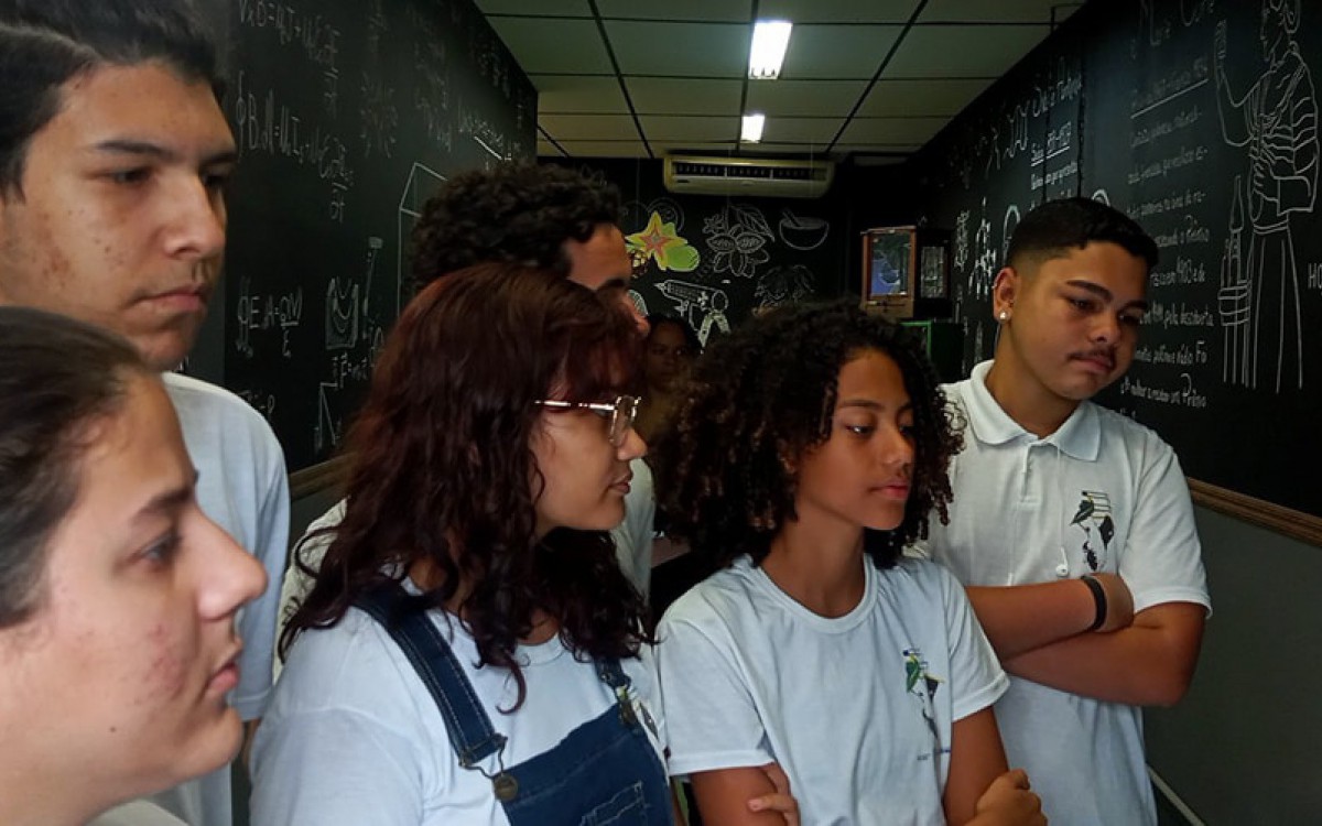 Alunos do CE Marechal Zen&oacute;bio da Costa atentos olhando para o quadro da sala de aula