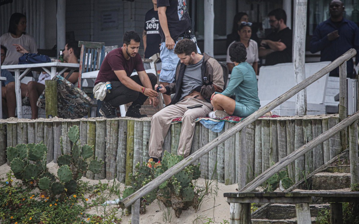 Vanessa Gi&aacute;como e Thiago Fragoso estiveram na praia da Barra da Tijuca para gravar cenas de 'Travessia'