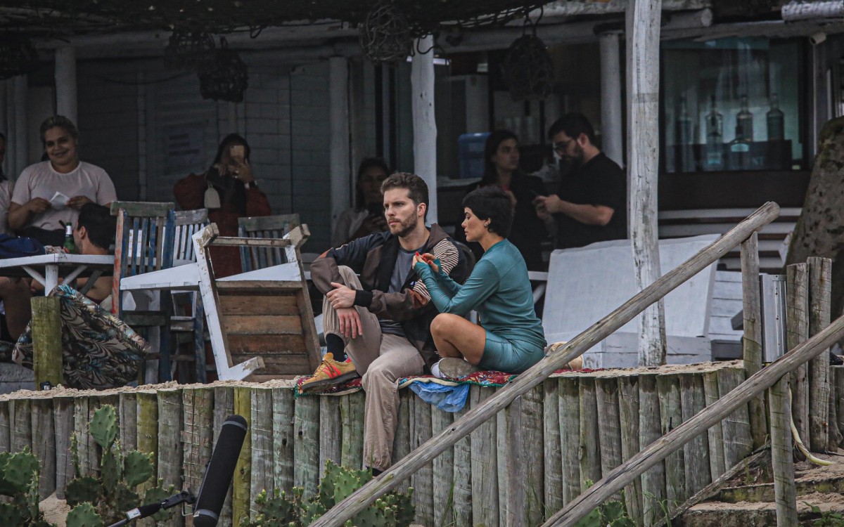 Vanessa Gi&aacute;como e Thiago Fragoso estiveram na praia da Barra da Tijuca para gravar cenas de 'Travessia'