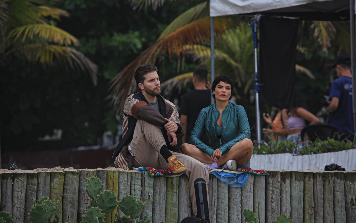 Vanessa Gi&aacute;como e Thiago Fragoso foram vistos na praia da Barra da Tijuca, nesta sexta-feira