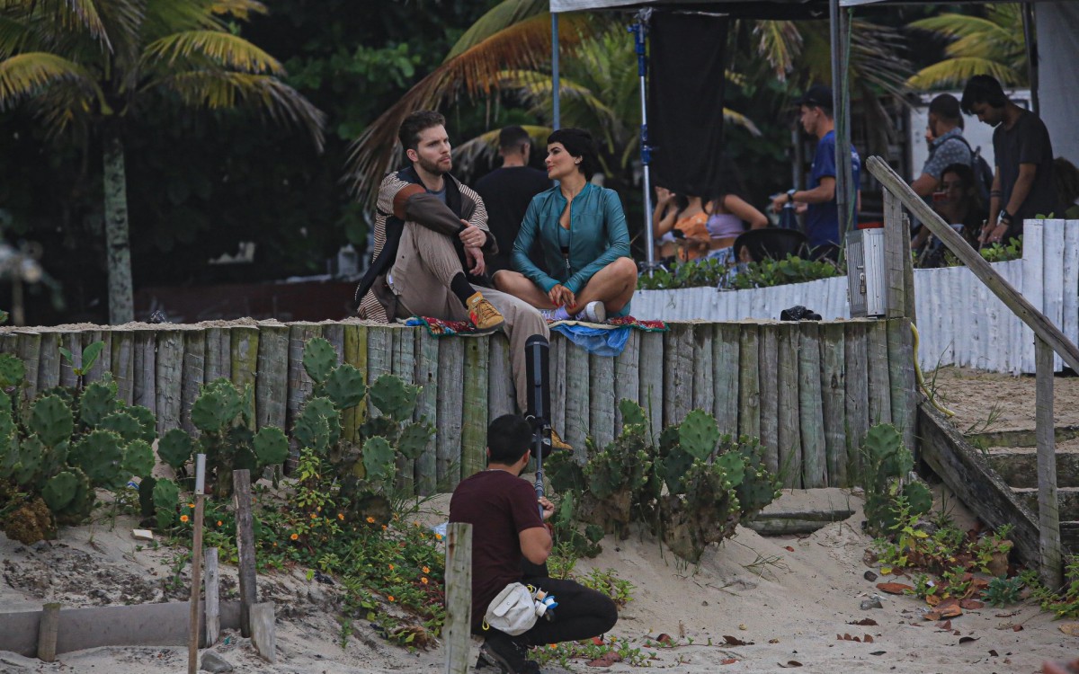 Vanessa Gi&aacute;como e Thiago Fragoso estiveram na praia da Barra da Tijuca para gravar cenas de 'Travessia'