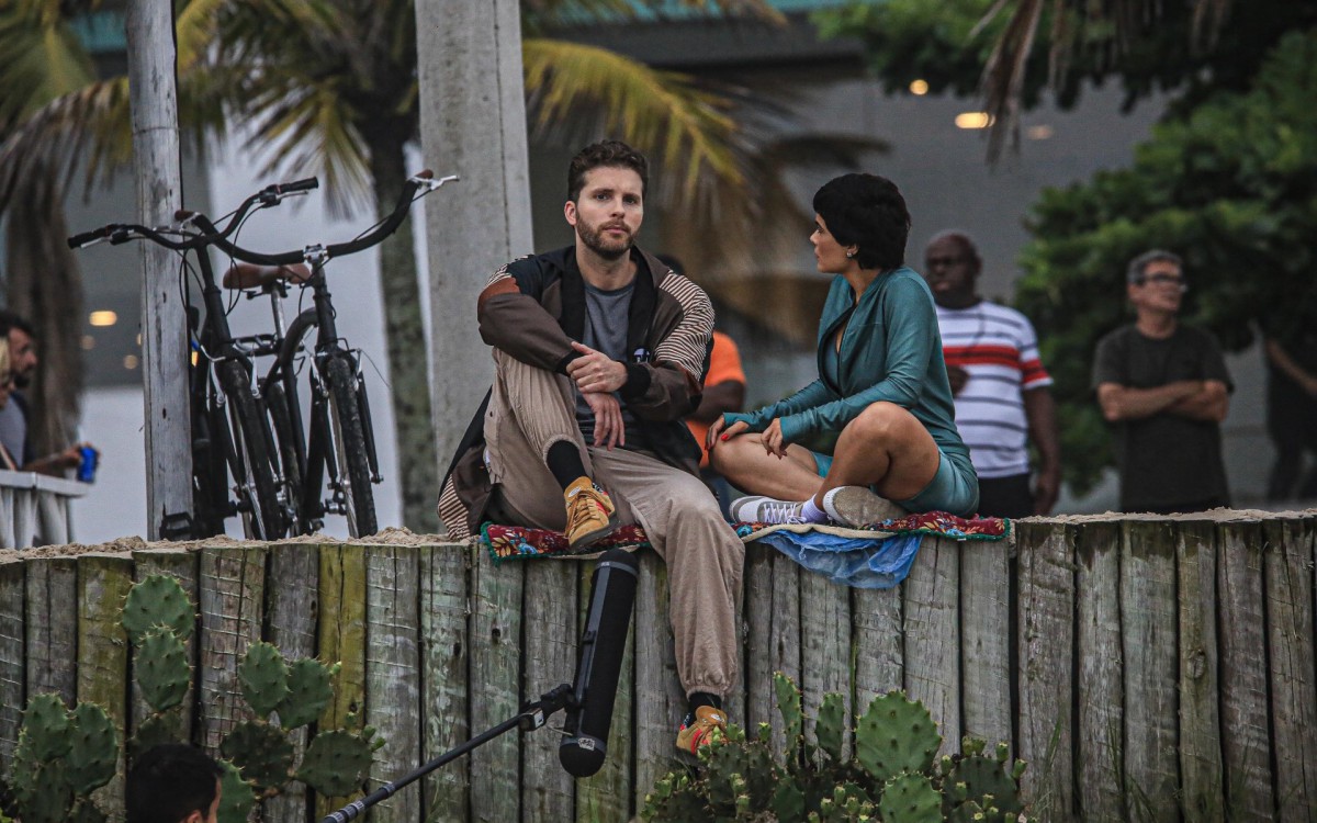 Thiago Fragoso e Vanessa Gi&aacute;como interpretam Ca&iacute;que e Leonor na novela 'Travessia'