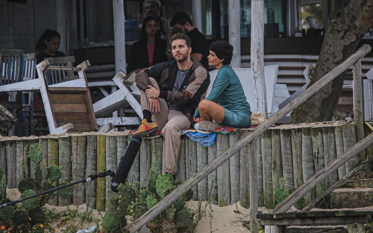 Thiago Fragoso e Vanessa Gi&aacute;como interpretam Ca&iacute;que e Leonor na novela 'Travessia'