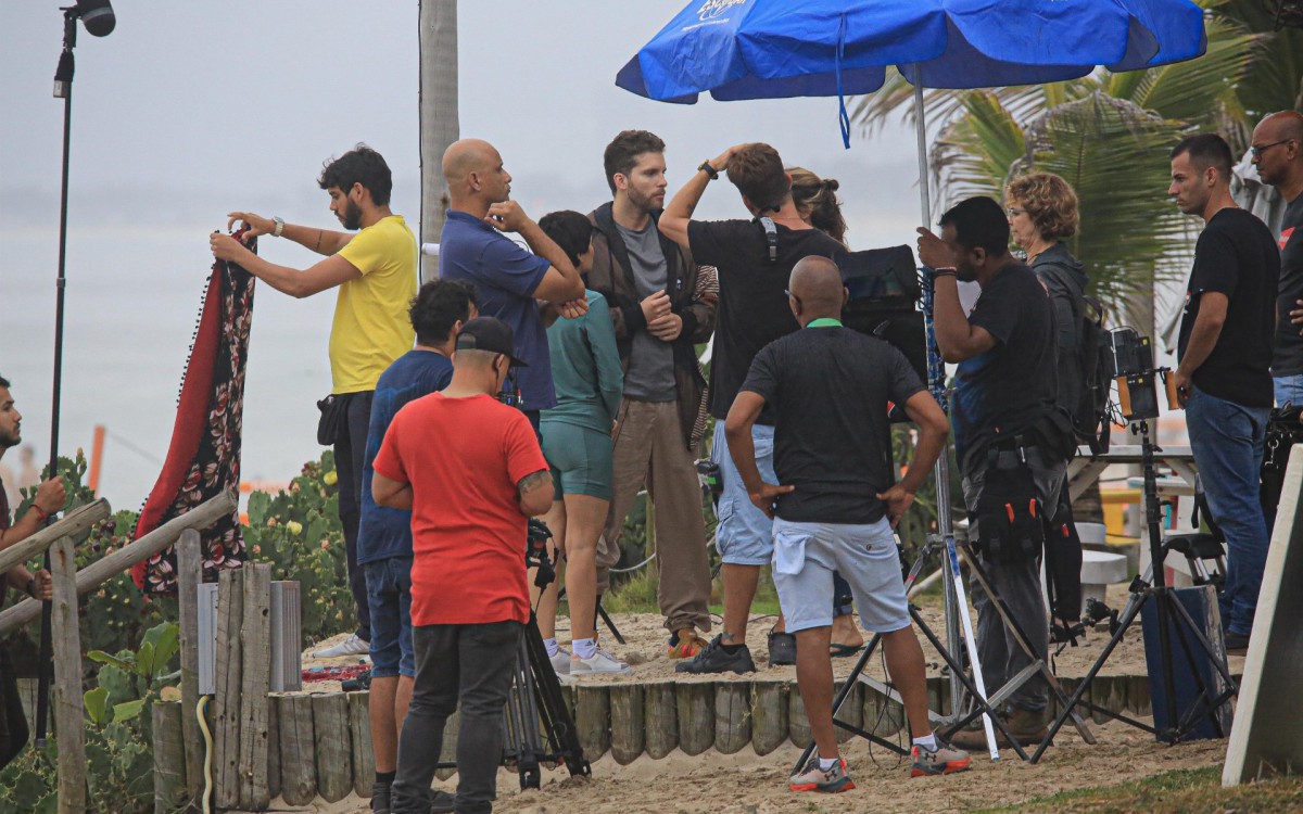 Vanessa Gi&aacute;como e Thiago Fragoso foram vistos na praia da Barra da Tijuca, nesta sexta-feira
