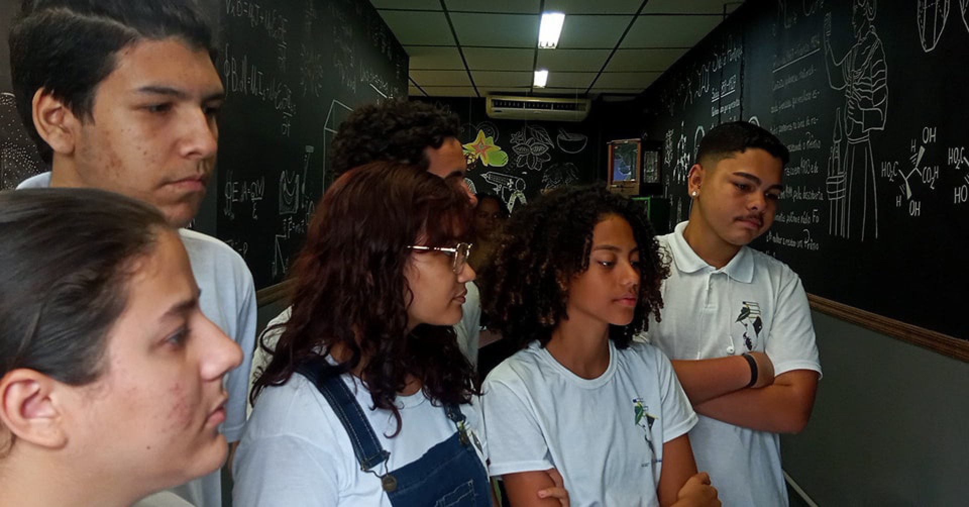 Alunos do CE Marechal Zenóbio da Costa atentos olhando para o quadro da sala de aula - Divulgação / Seeduc