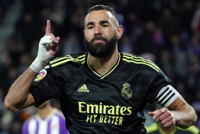 Benzema decide nos minutos finais e garante liderança do Real Madrid