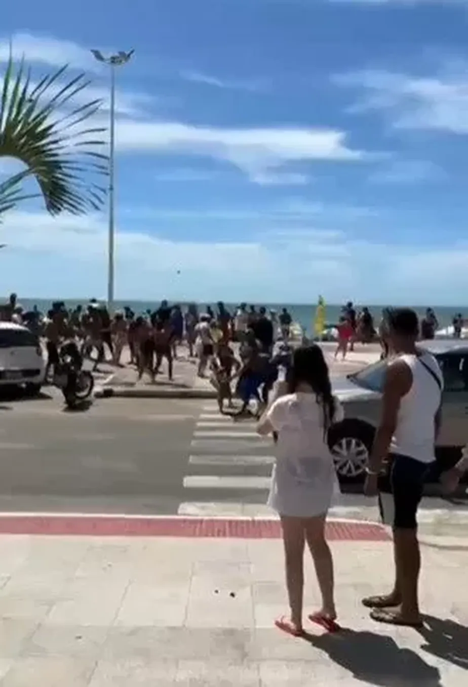 Vídeo: turistas causam tumulto após jogarem dinheiro de varanda de prédio em praia de Guarapari