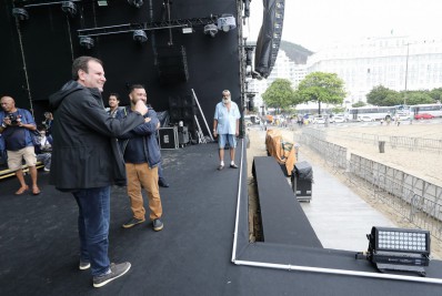 Eduardo Paes visita Palco Copacabana para conferir últimos detalhes da montagem do show