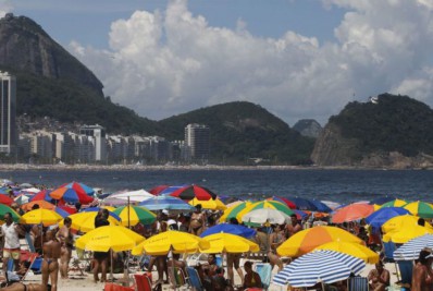 Após levarem a Copa do Mundo, argentinos invadem a nossa COPAcabana.