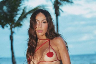 Sabrina Sato choca com selfie de topless e fio-dental na Itália