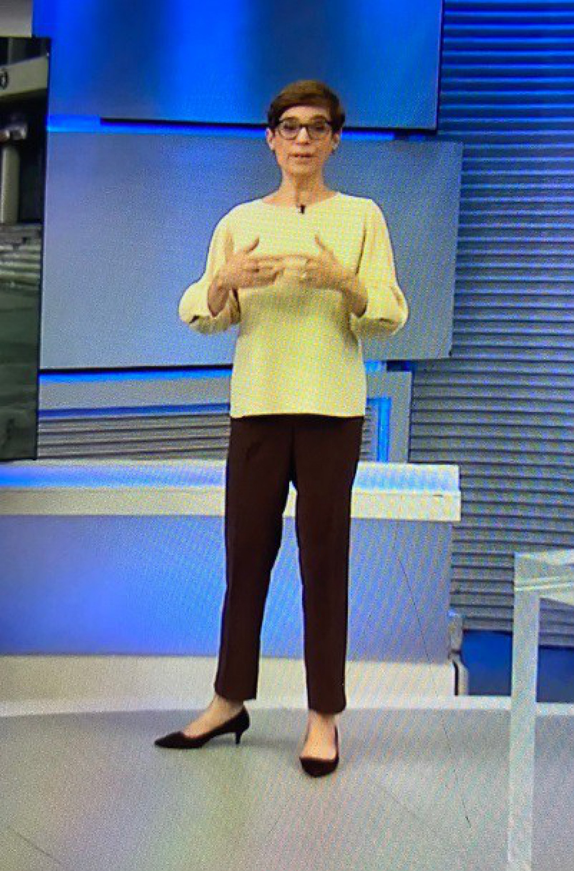 Renata Lo Prete usa tênis durante o Jornal da Globo - Reprodução de vídeo / TV Globo