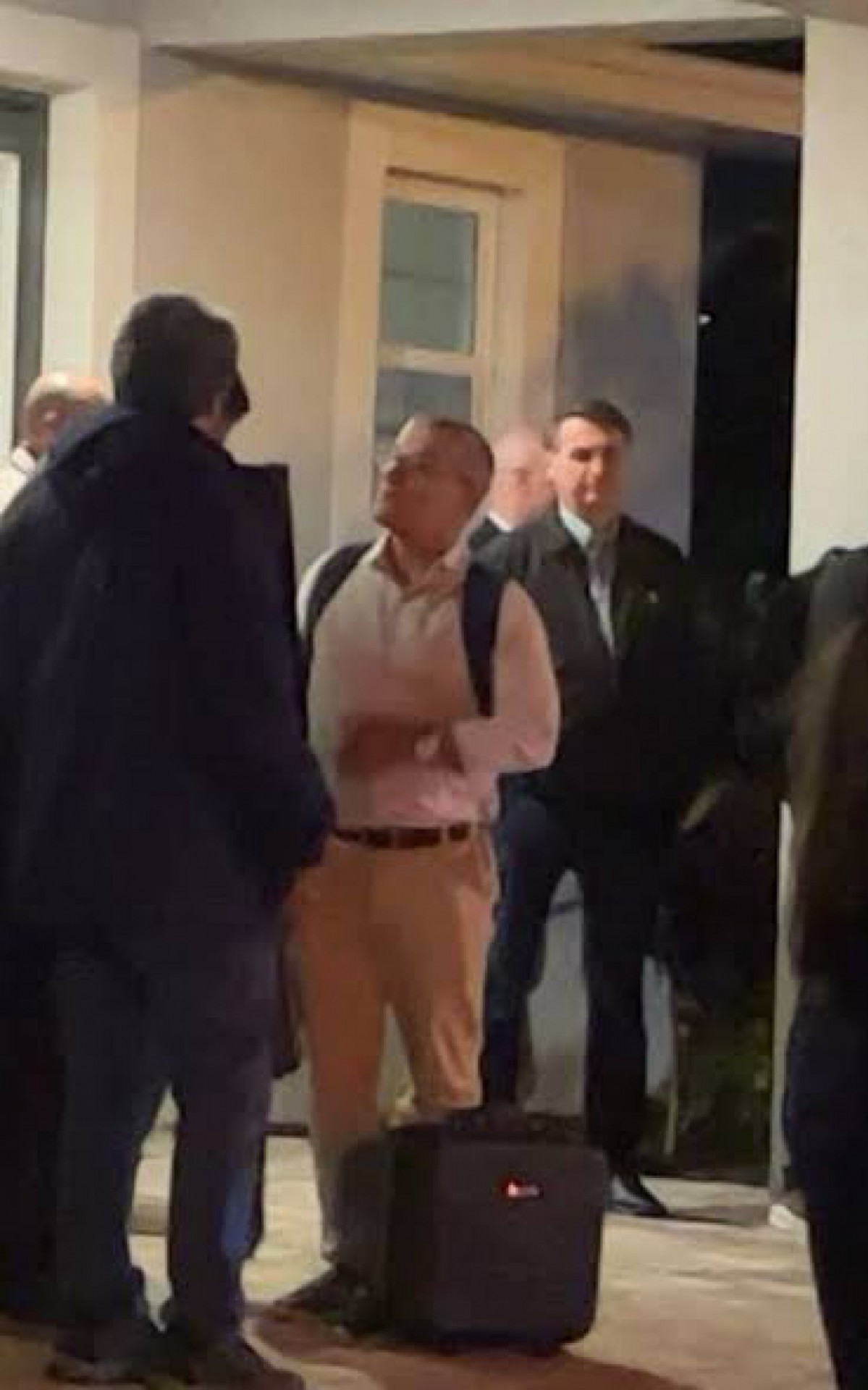 Bolsonaro na frente da casa do ex-lutador de MMA Jos&eacute; Aldo - Reprodu&ccedil;&atilde;o: redes sociais