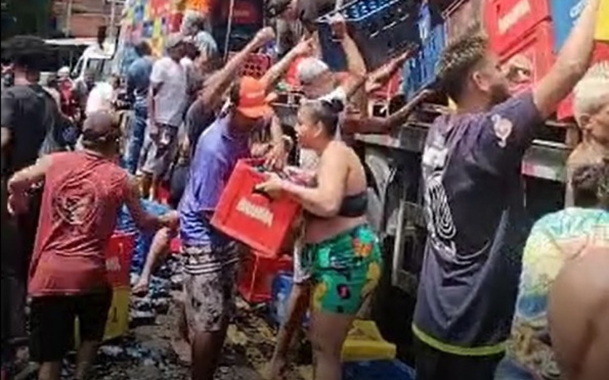 Carga de cerveja tomba na Rodovia João Beira, em Jaguariúna