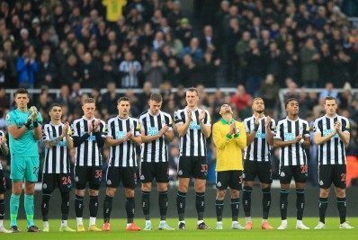 Bruno Guimarães homenageia Pelé antes de jogo do Newcastle 