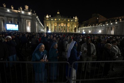Praça de São Pedro é inundada de tristeza e comoção após morte de Papa Bento XVI