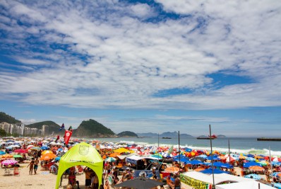 Turistas e moradores se preparam para receber o Ano Novo em Copacabana