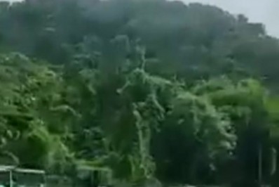 Mulher fica ferida na colisão entre dois carros na BR 101 na altura de Praia Brava em Angra