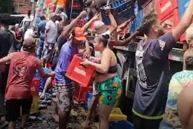 Caminhão tomba, e carga de cerveja é roubada na Zona Oeste