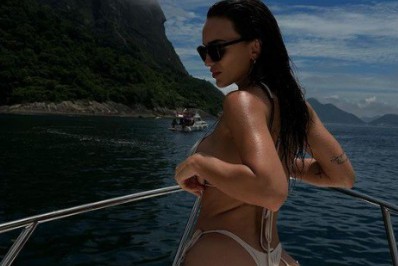 Rafa Kalimann exibe o bumbum na nuca durante passeio de barco