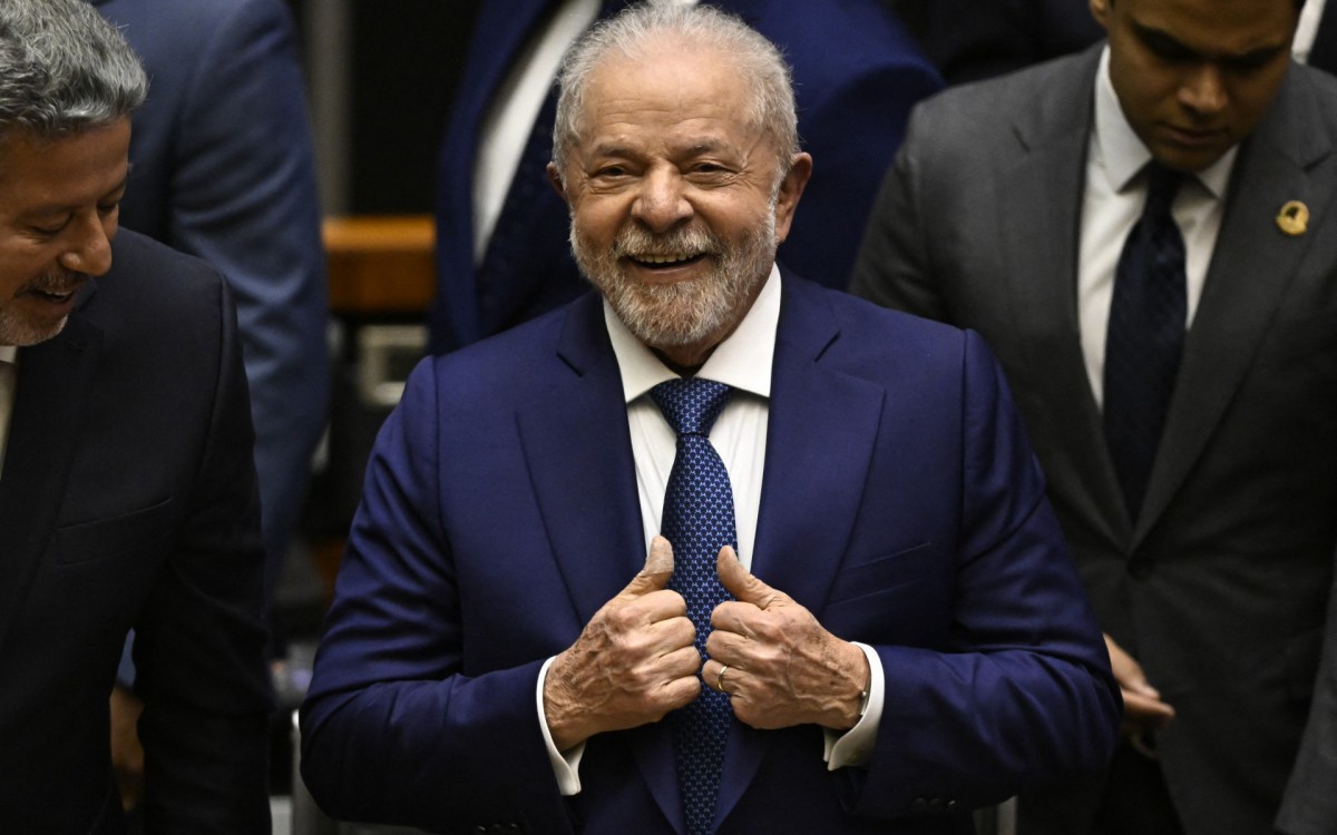 O novo presidente do Brasil, Luiz In&aacute;cio Lula da Silva, d&aacute; sinal de positivo ap&oacute;s a posse durante sua cerim&ocirc;nia de posse no Congresso Nacional, em Bras&iacute;lia, em 1&ordm; de Janeiro de 2023. - Mauro Pimentel/AFP