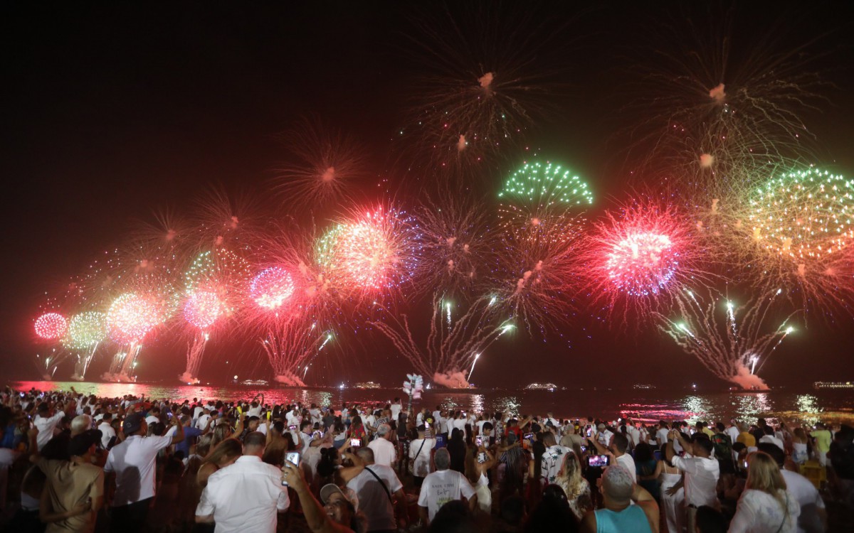 Queima de fogos no R&eacute;veillon da praia de Copacabana tamb&eacute;m foi marcado por arrast&otilde;es