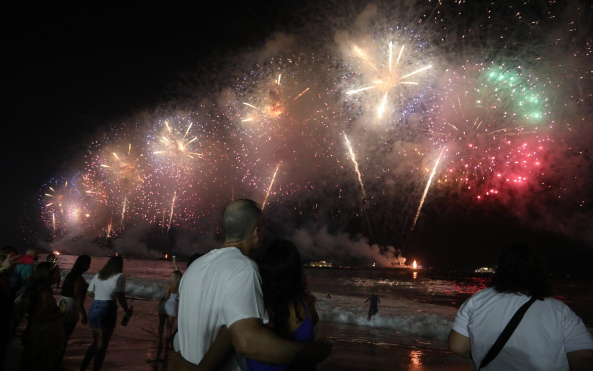 Queima de fogos no Réveillon da praia de Copacabana.   - Pedro Ivo/ Agência O Dia