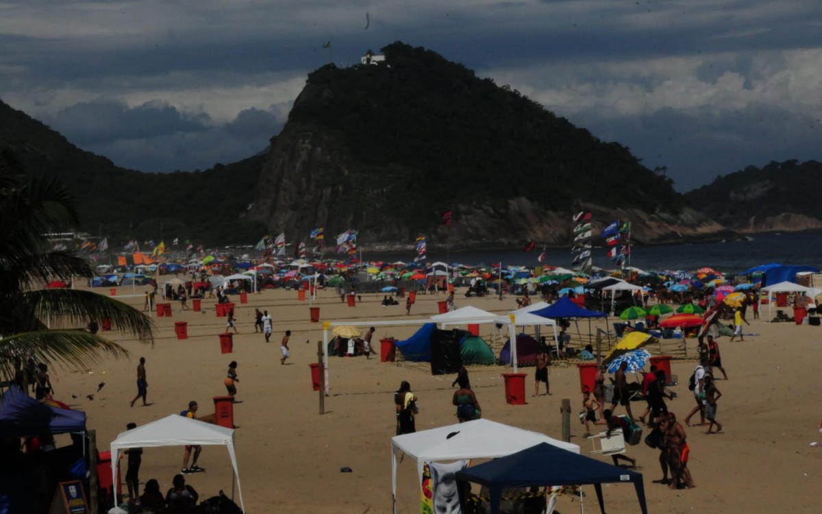 Primeiro dia de 2023 tem sol e praia cheia - Estefan Radovicz / Agência O Dia
