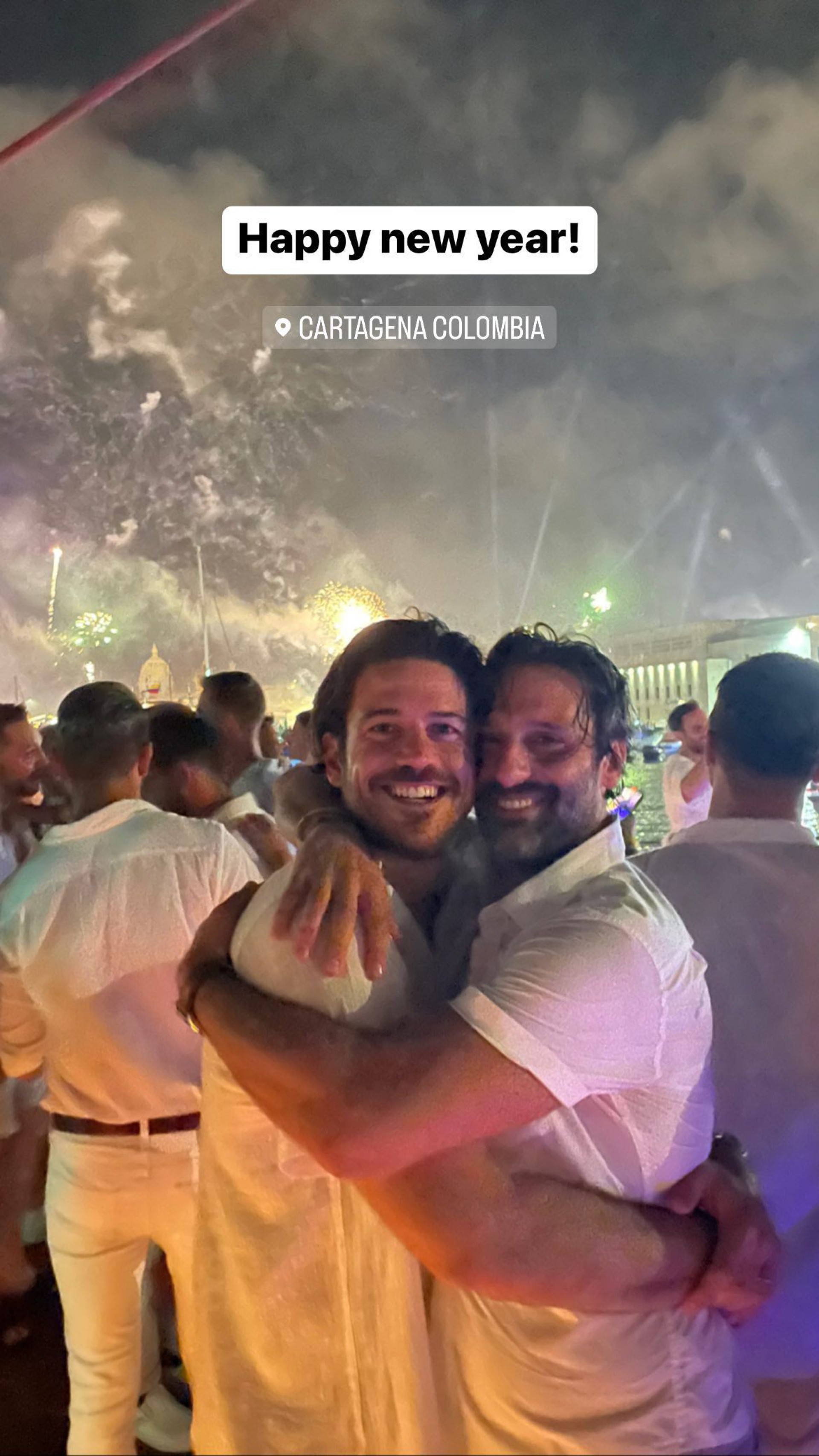 Marco Pigossi e o namorado, Marco Calvani, posaram em clima de romance no Réveillon - Reprodução/Instagram