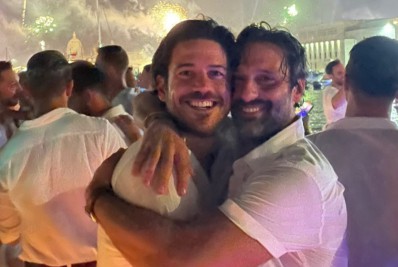 Marco Pigossi e namorado assistem queima de fogos na Colômbia