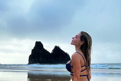 Musa! Monique Alfradique curte primeiro dia do ano em praia paradisíaca de Fernando de Noronha