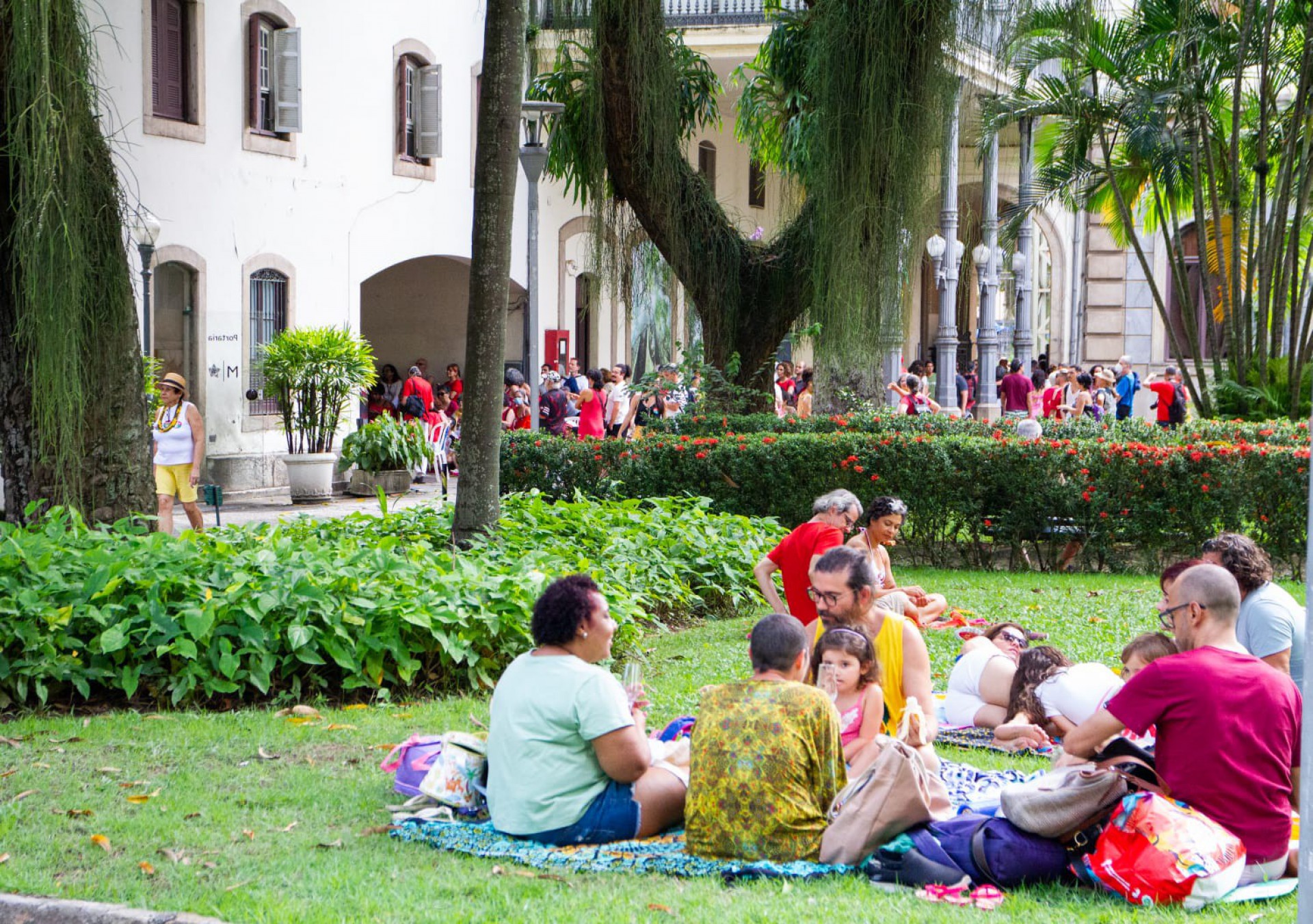 Apoiadores do presidente Luiz Inácio Lula da Silva, se reúnem para acompanhar a cerimônia de posse do presidente no telão do cinema no Palácio do Catete, na Zona Sul do Rio de Janeiro, nesse domingo (1º) - Érica Martin/ Agência O DIA