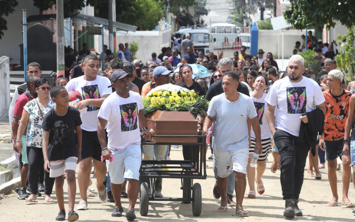 Enterro do menino Juan Davi, de 11 anos, no Cemitério de Olinda. Morto na virada do ano por bala perdida, em Mesquita.  - Pedro Ivo/Agência O Dia