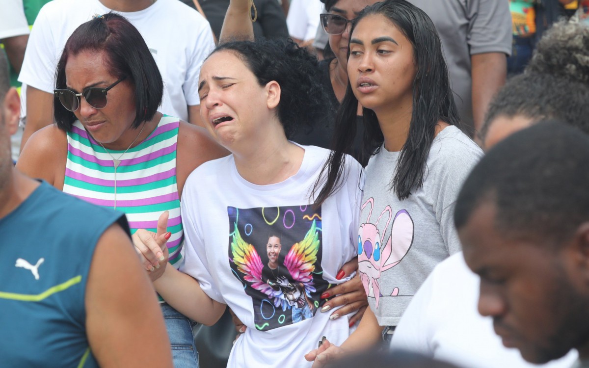 Mãe de Juan Davi, Beatriz de Souza precisou ser amparada durante o enterro do corpo do filho, no Cemitério de Olinda