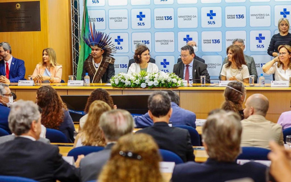 Nova ministra da sa&uacute;de tomou posse nesta segunda-feira (2)