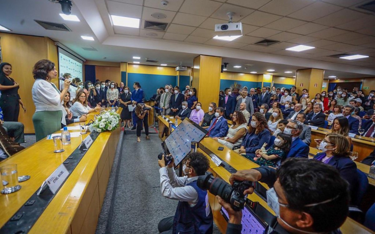 Nova ministra da sa&uacute;de tomou posse nesta segunda-feira (2)