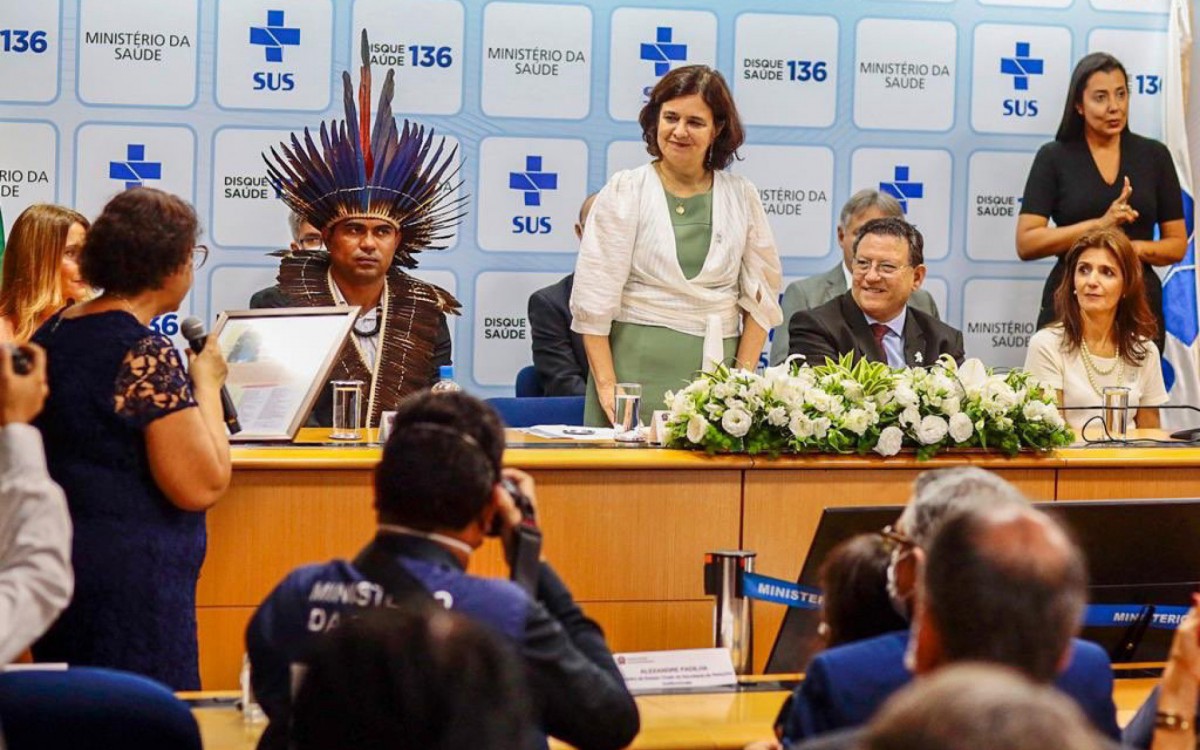 Nova ministra da sa&uacute;de tomou posse nesta segunda-feira (2)