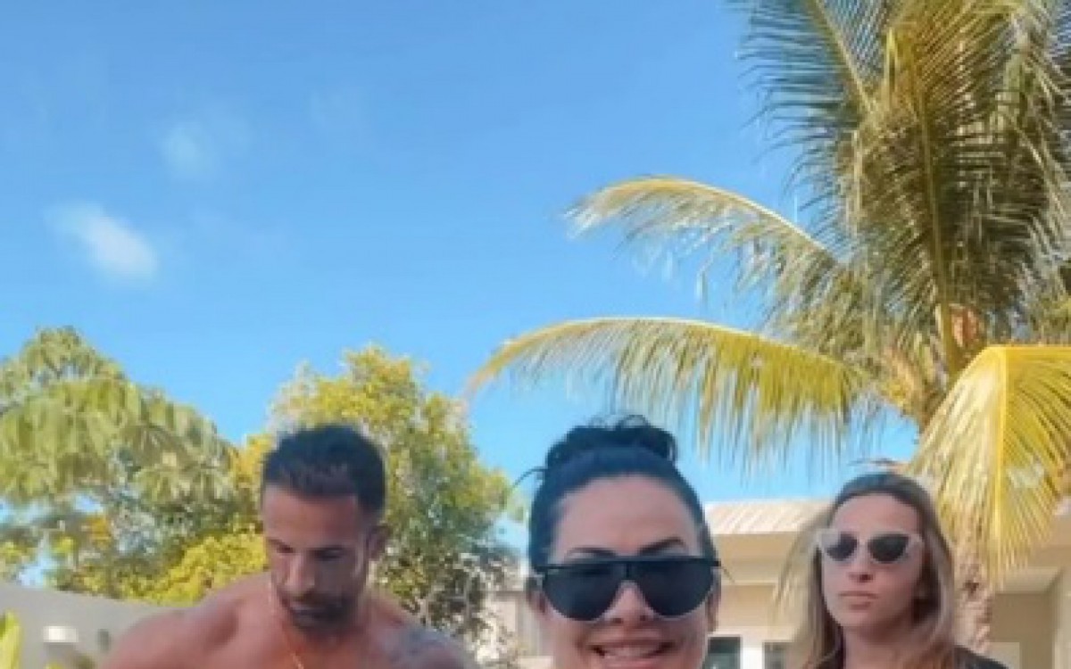 Sheila Carvalho se diverte ap&oacute;s tombo em piscina: 'Minha dignidade afogando'