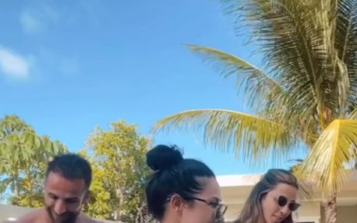 Sheila Carvalho se diverte ap&oacute;s tombo em piscina: 'Minha dignidade afogando'