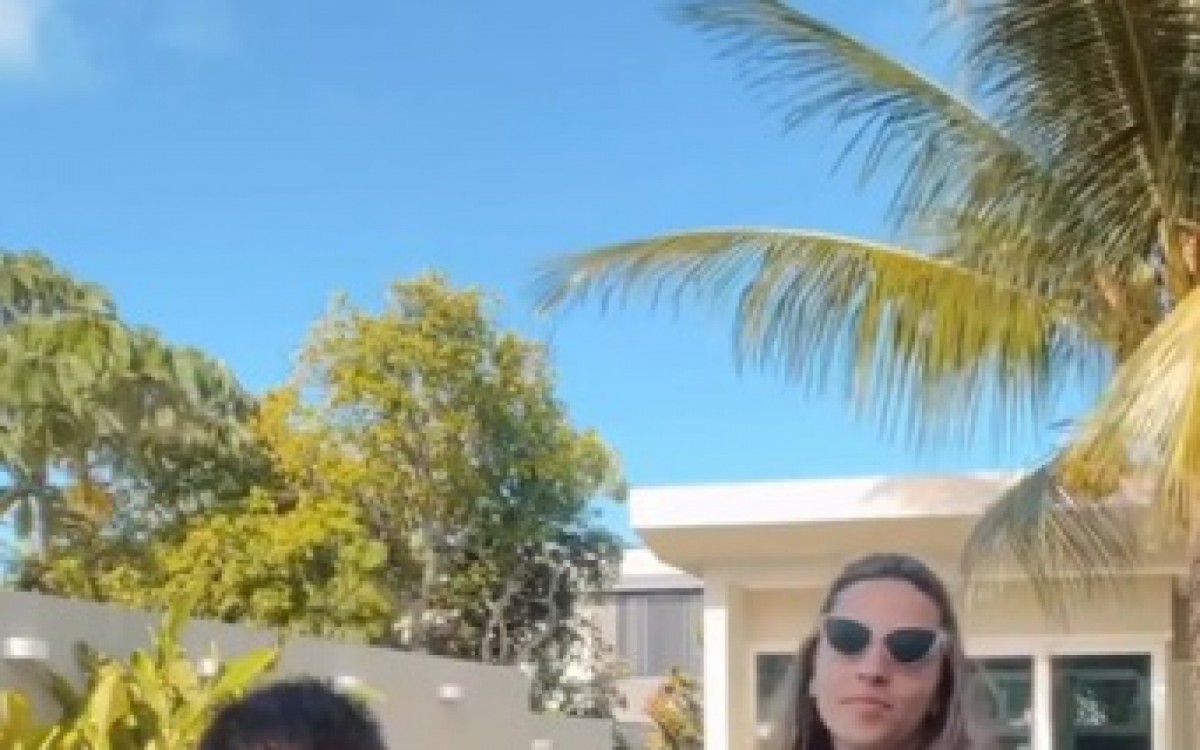 Sheila Carvalho se diverte ap&oacute;s tombo em piscina: 'Minha dignidade afogando'