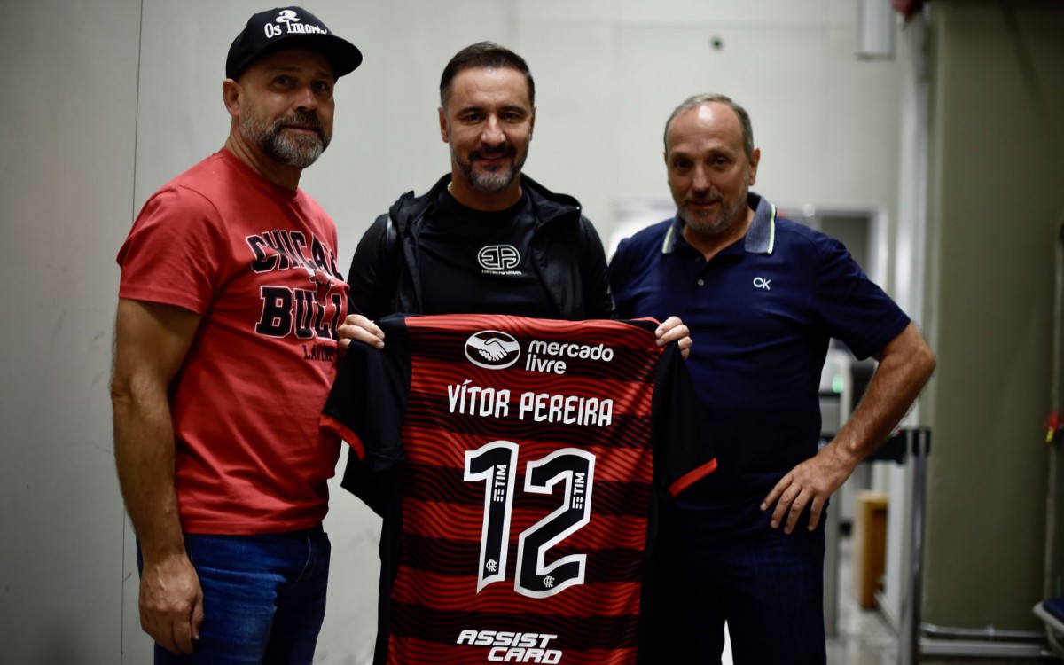 Vítor Pereira, novo técnico do Flamengo, com o preparador Mário Monteiro e o preparador físico Rui Quinta
