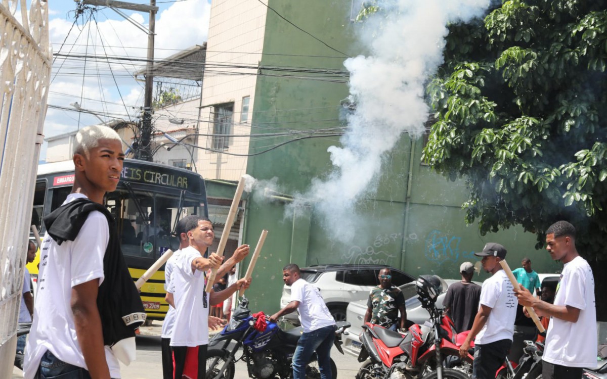 O enterro de Juan Davi terminou com queima de fogos - Pedro Ivo/Agência O DIA